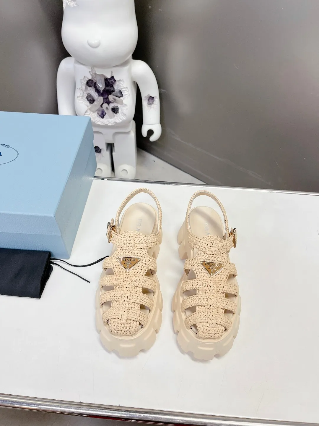 👟👟Ex-factory price 640👟👟 Straw 2023 exclusive version super hot🎊🎊🎊hot prada Prada cage shoes sawtooth Roman braided thick-soled rubber sandals retro fashionable and avant-garde gear teeth 55mm Thick-soled soles, the upper perfectly restores the original craftsmanship, and is made of purely hand-woven uppers. The cost is extremely high, making the whole pair of shoes light and comfortable, full of holiday feel, and bright colors 💐💐💐💐 to satisfy a variety of choices for fashionable people with different styles! The iconic metal triangle logo is paired with the shape of ancient beach sandals. Every design element is fashionable! Code number 35-40